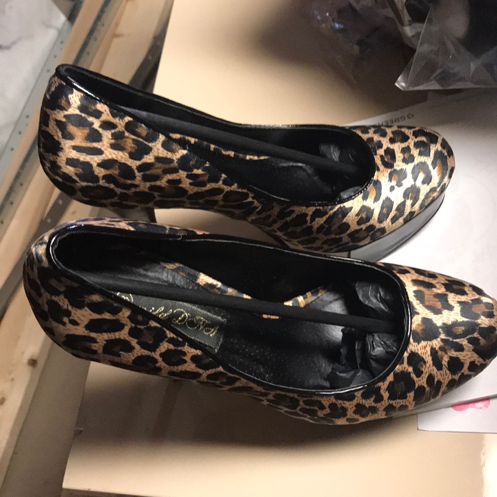 Satin Leopard print round toe heel